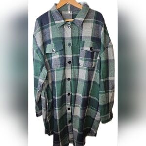 😀😀Cozy And Soft  Women's Green Plaid Cabincore Overshirt.  Mid Legnth Size 24.